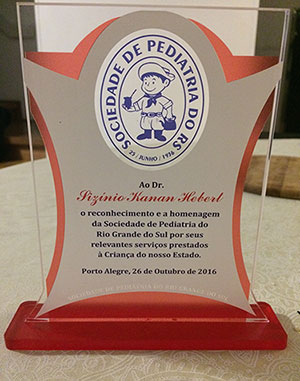 Ao Dr. Sizinio Kanan Hebert o reconhecimento e a homenagem da Sociedade de Pediatria do Rio Grande do Sul por seus relevantes serviços prestados à criança do nosso estado. Porto Alegre, 26 de Outubro de 2016